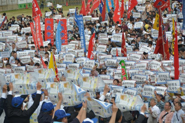 「長時間労働をなくそう」などのメッセージを掲げるメーデーの参加者(2017年5月1日午前10時54分、大阪市中央区、寺尾佳恵撮影)——出所:朝日新聞。